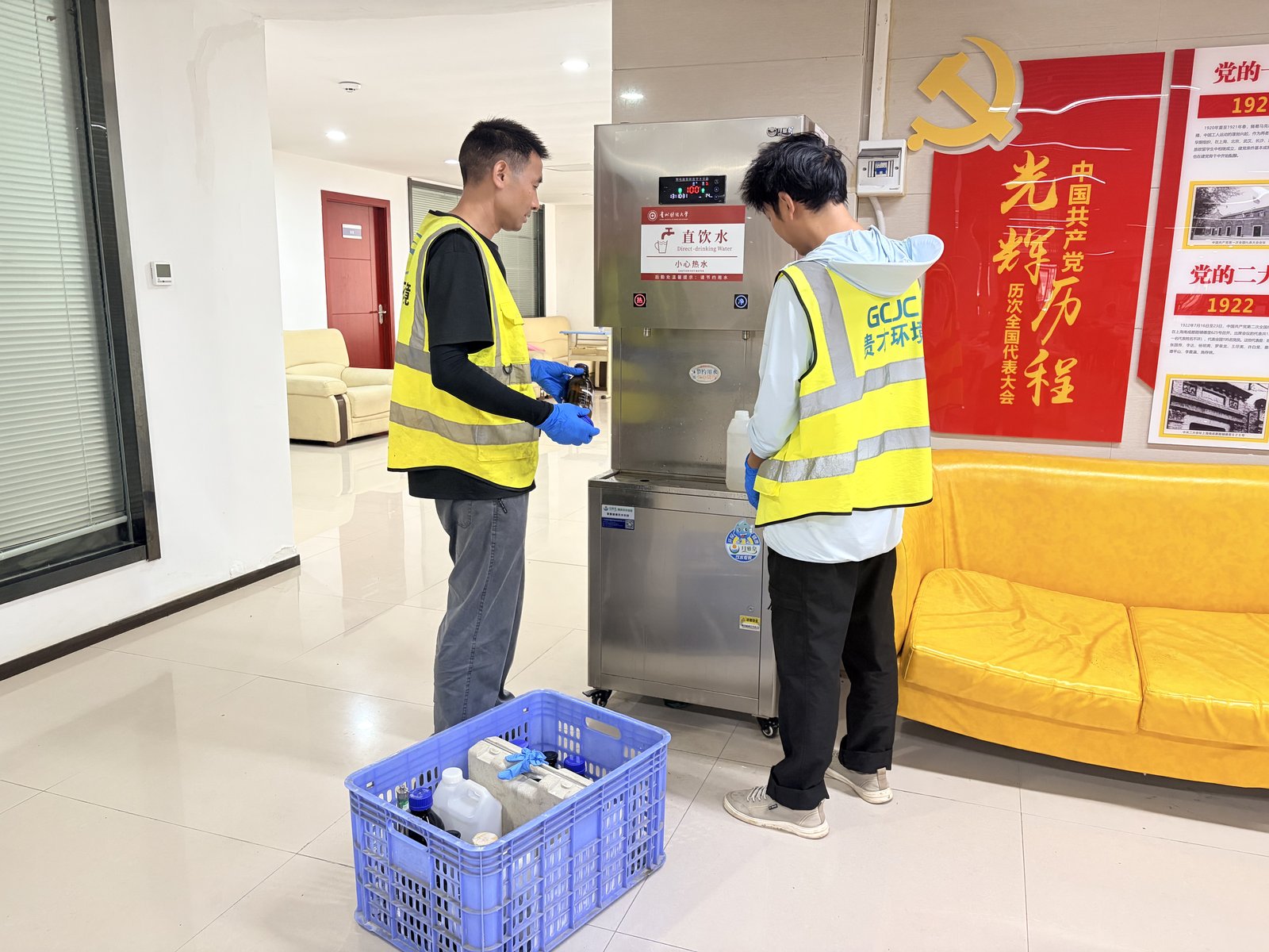 暑期后勤处开展直饮水设备水质抽样检测工作